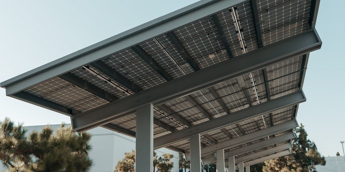 Come utilizzare l'energia rinnovabile per alimentare edifici, risparmiando denaro e riducendo l'impatto ambientale